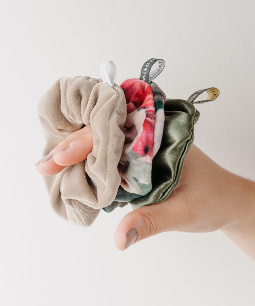 Scrunchie Set aus verschiedenen schönen Stoffen. Von Hand gemacht und genäht von Indivisew. Foto von Martin Schachenhofer.