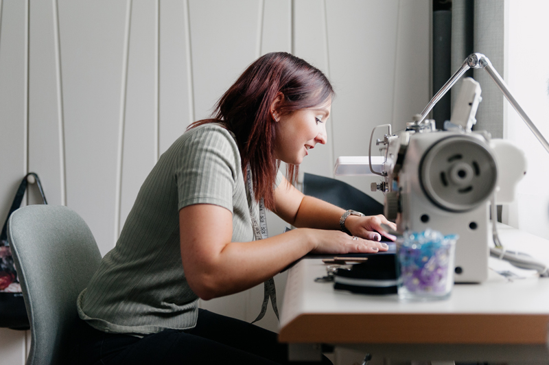 Textil Artist Theresa Linher von Indivisew in ihrem Nähstudio. Foto von Martin Schachenhofer.