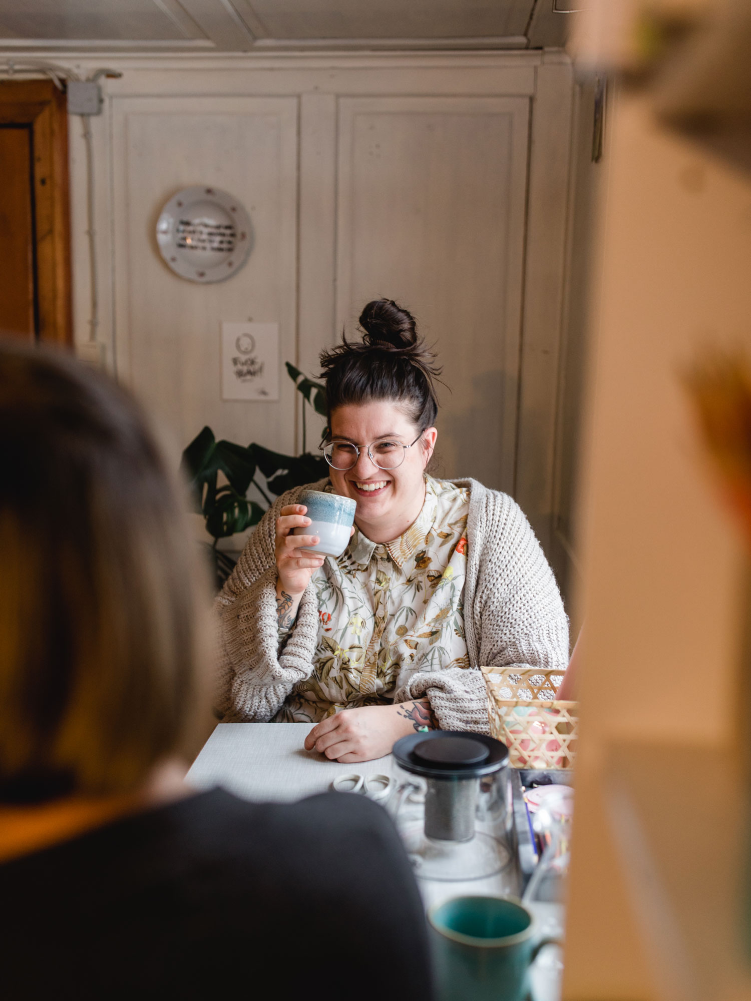 Simone Angerer sitzt in ihrem Büro von House of Klunkar und baut Communitys. Foto von Nina Bröll.