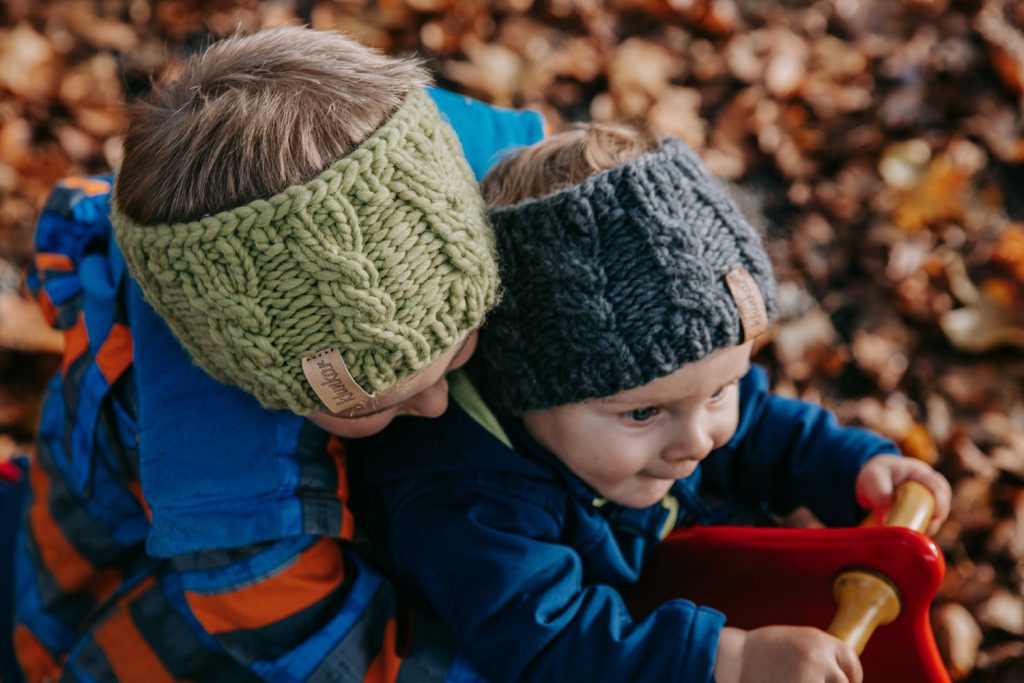 Die Klunkar Stirnbänder passen auch Kleinkindern perfekt. Foto von Pia Pia PIa Berchtold.