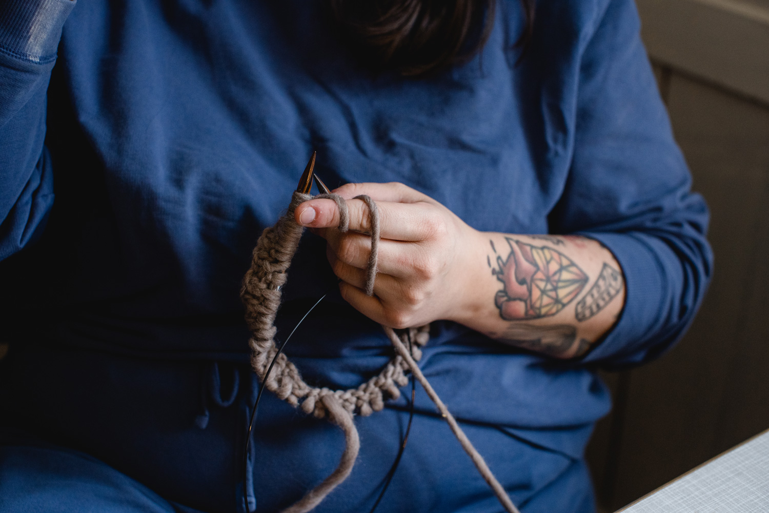 Simone Angerer strickt für Klunkar Merino Stirnbänder zum Wollfühlen. Foto von Nina Bröll.