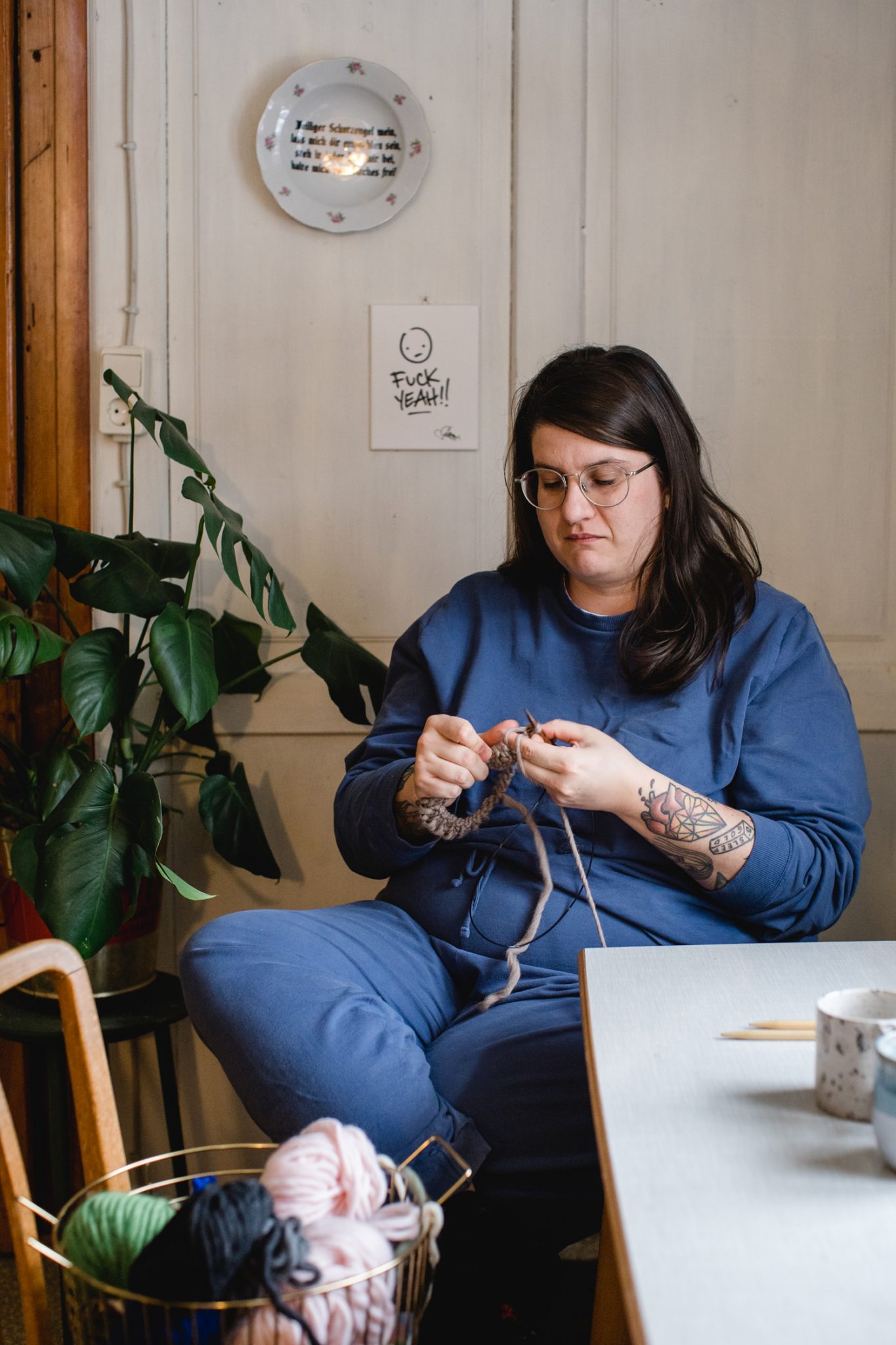 Da sitzt Simone Angerer und gibt sich vollkommen dem Stricken hin. So fertigt sie für Klunkar die Merino Stirnbänder. Foto von Nina Bröll.