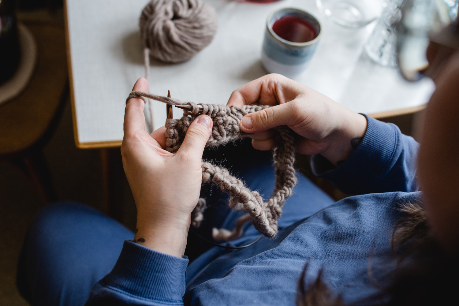 Echte Handarbeit. Die Merino Stirnbänder von Klunkar. Foto von Nina Bröll.