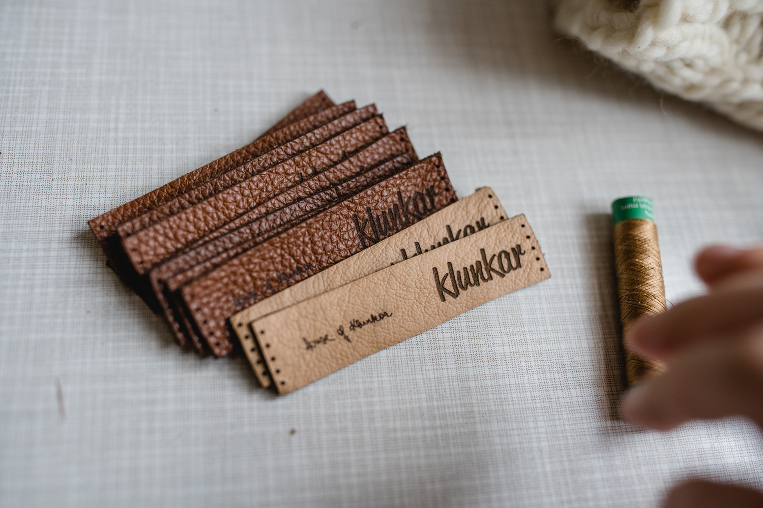 House of Klunkar Lederlabels für die Merino Stirnbänder. Foto von Nina Bröll.