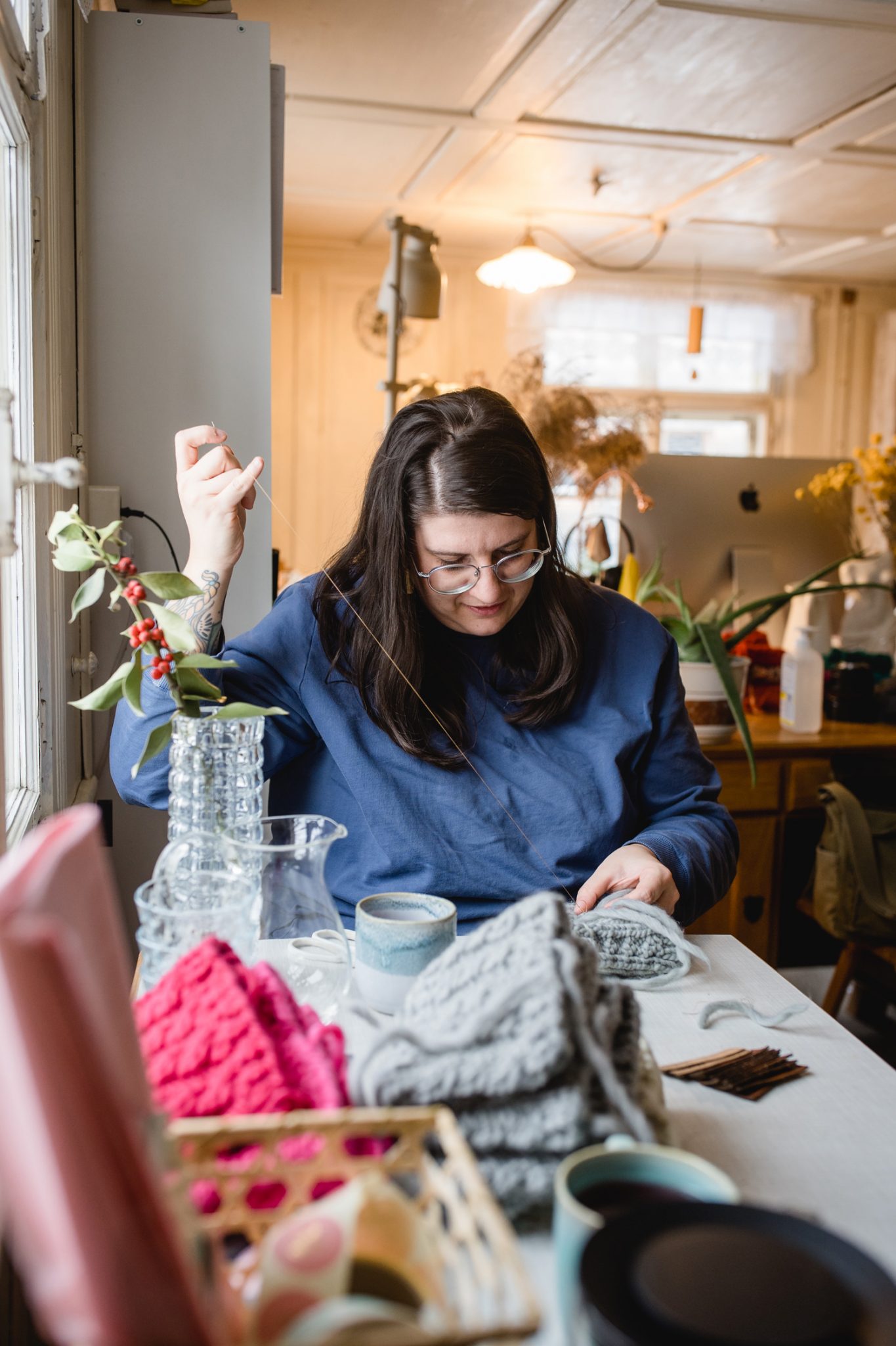 Der letzte Arbeitsschritt bei der Fertigung der Klunkar Stirnbänder ist das Vernähen. Foto von Nina Bröll.