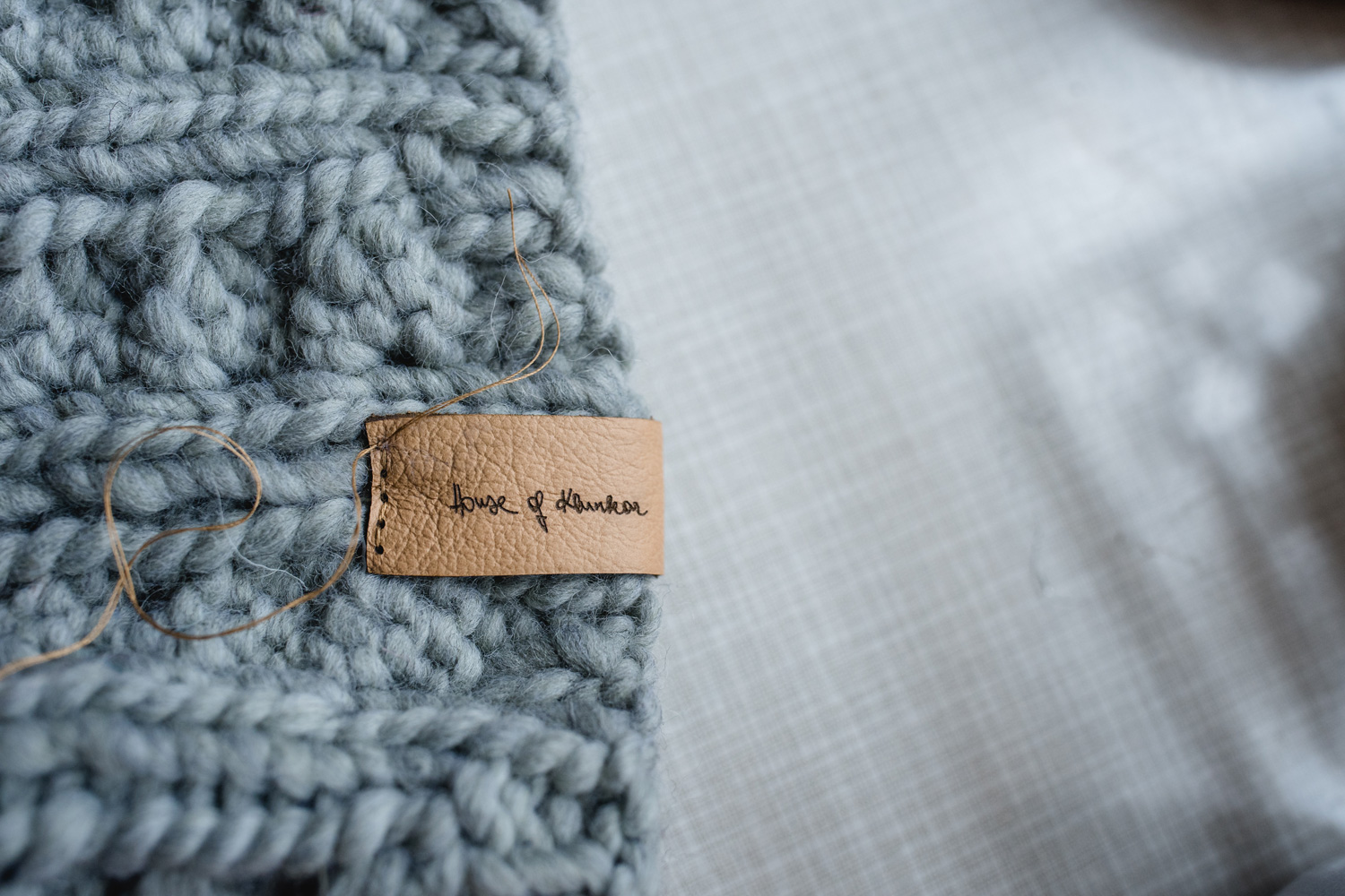 House of Klunkar Lederlabels für die Merino Stirnbänder. Foto von Nina Bröll.