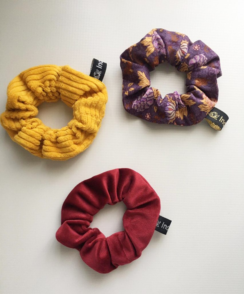 3er Set Scrunchies in Gelb, Weinrot und violettem Blumenmuster. Vom Label Indivisew.