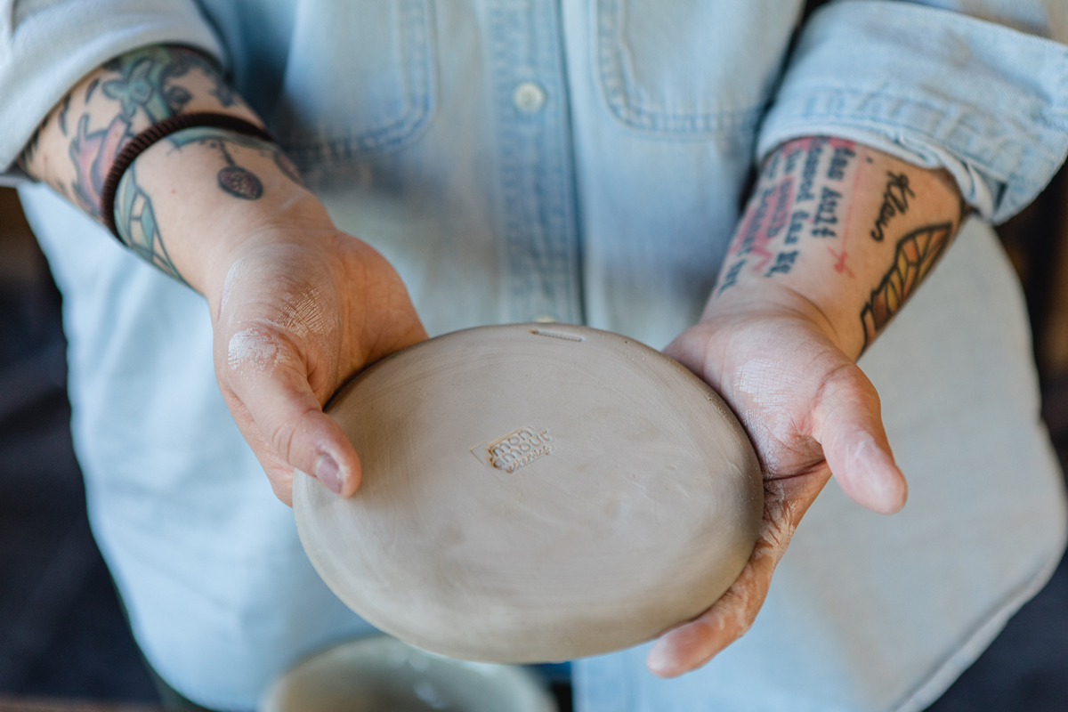 Handgemachte Keramik aus dem Bregenzerwald. Teller von Monamour Ceramics. Foto von Nina Bröll.