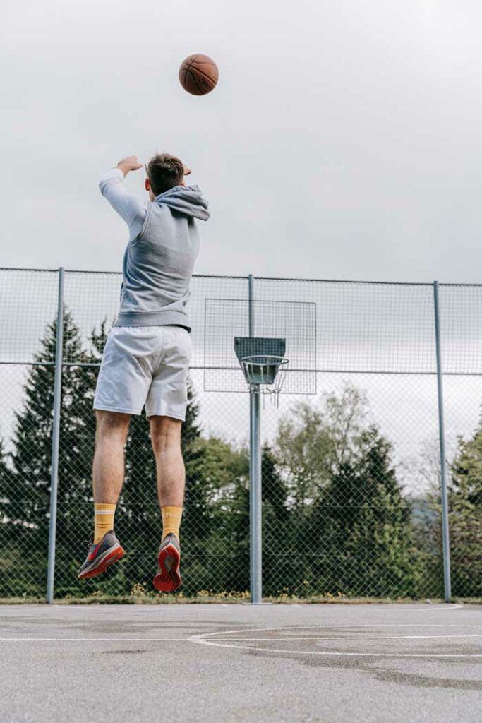 Gelbe Sportsocken von Zwo beim Basketball