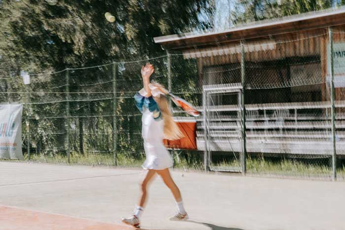 Auf dem Tennisplatz mit Zwo Socken von Pia Pia Pia.