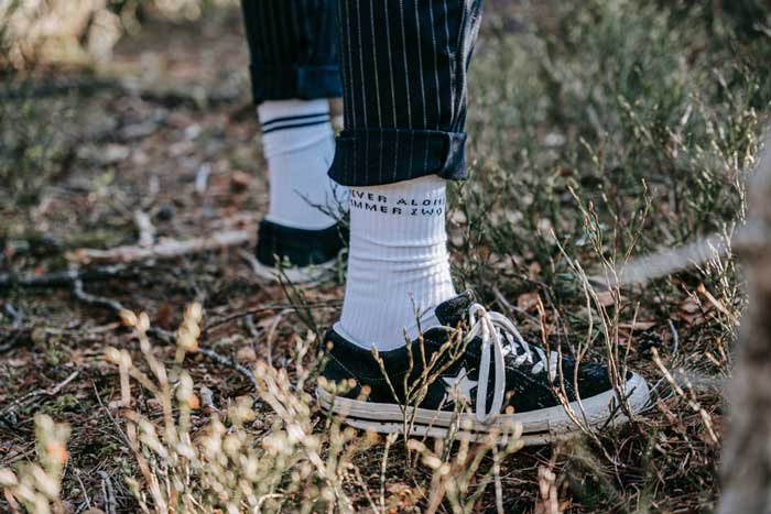 Weiße Socken mit Botschaft von Zwo Socken