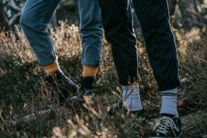 Zwo Socken mit Streifen und Buchstaben von Pia Pia PIa