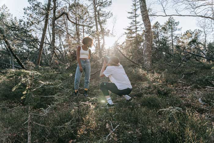 Liebespaar mit Zwo Socken im Wald.