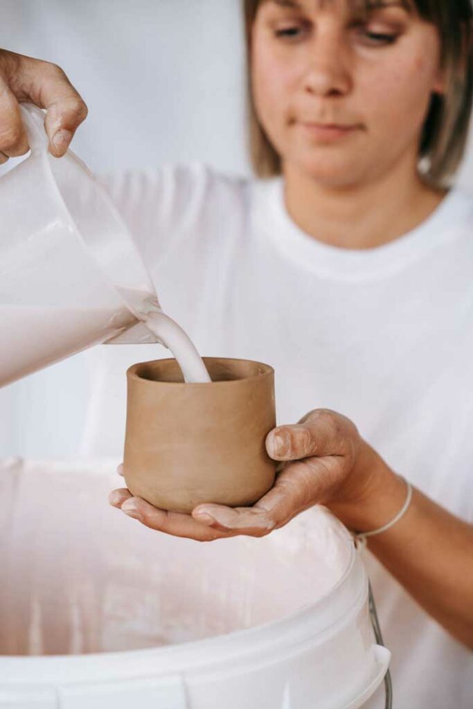 Epic Leni schenkt Glasur in Keramik Becher