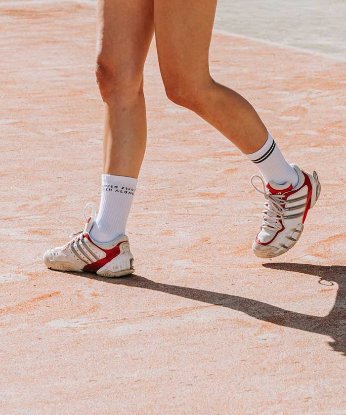 Weißte zwo Socken am Tennisplatz.