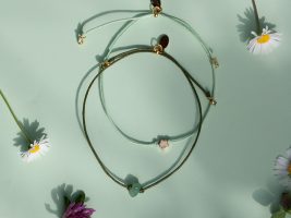 Flora und Edla. Blumen Armband und Aventurin Armband von Klunkar