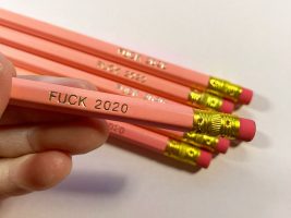 Bleistifte mit goldener Aufschrift Fuck 2020. Letterpress Veredelung auf Bleistift von Klunkar.